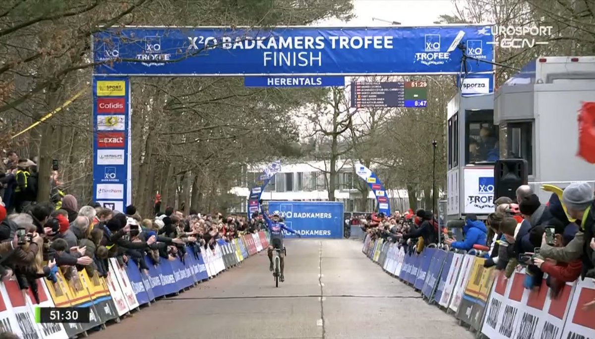 LRoisDuPeloton's tweet photo. Puck Pieterse 🇳🇱 (Alpecin-Deceuninck) a remporté la 4e manche du #x2obadkamerstrofee de Herentals devant Lucinda Brand 🇳🇱 (Baloise Trek Lions) et Annemarie Worst 🇳🇱 (777).
#cx #cyclcross #veldrijden https://t.co/MYvlHs3n9C