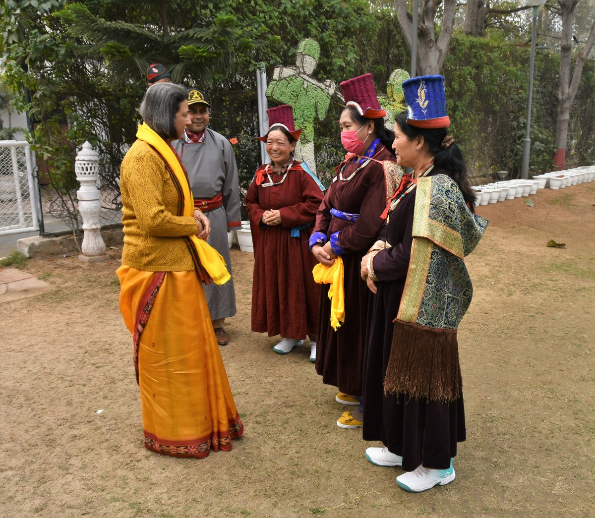 OfficialAwwa's tweet photo. #WeCare
Fifteen #VeerNaris from the remote regions of #Ladakh visited #NewDelhi as part of the #CapacityBuildingTour, organised by the @firefurycorps_IA. Mrs Archana Pande, President #AWWA greeted and felicitated these courageous ladies and commended them for their resilience. https://t.co/qh6okHVX3p