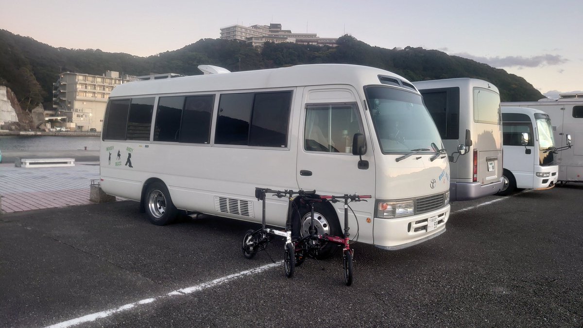 BAZZ__ANDY's tweet photo. 勝浦
美味しい鮪と鯨を求めて！
街中はミニベロが機動力発揮で便利
#バスコン
#トヨタコースター
#TOYOTACOASTER
#車中泊
#ミニベロ
#DAHON
#ダホンk3
#鮪
#鯨
#掛け流し
#温泉 https://t.co/aLc1YDzqF2
