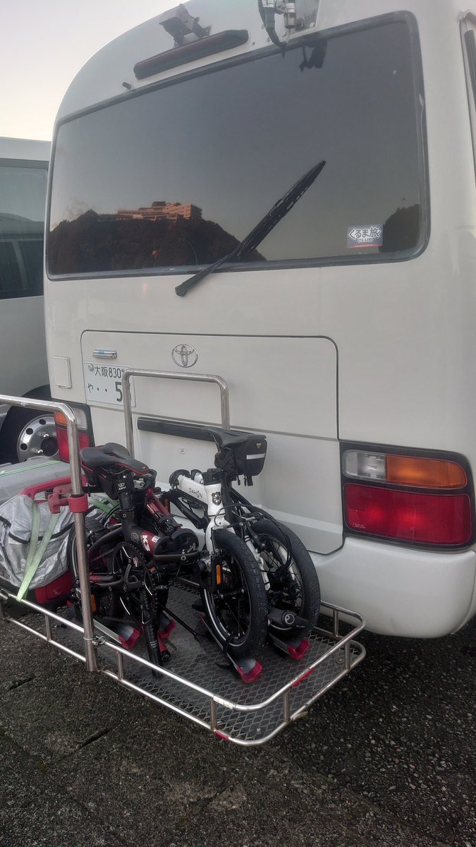 BAZZ__ANDY's tweet photo. 勝浦
美味しい鮪と鯨を求めて！
街中はミニベロが機動力発揮で便利
#バスコン
#トヨタコースター
#TOYOTACOASTER
#車中泊
#ミニベロ
#DAHON
#ダホンk3
#鮪
#鯨
#掛け流し
#温泉 https://t.co/aLc1YDzqF2