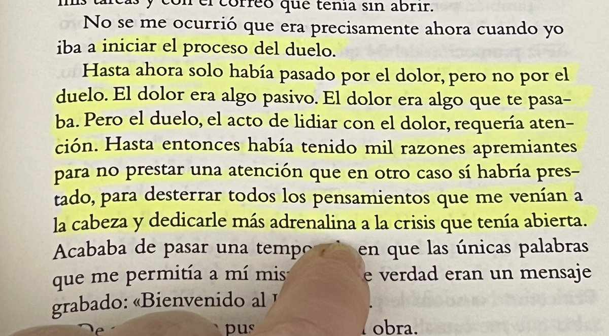 …”hasta ahora solo había pasado por el dolor, pero no por el proceso del duelo. El dolor era algo pasivo, algo que te pasaba. Pero el duelo, el acto de lidiar con el dolor, requería atención… es una crisis abierta”… 

📚”El año del pensamiento mágico” ✍️ #JoanDidion