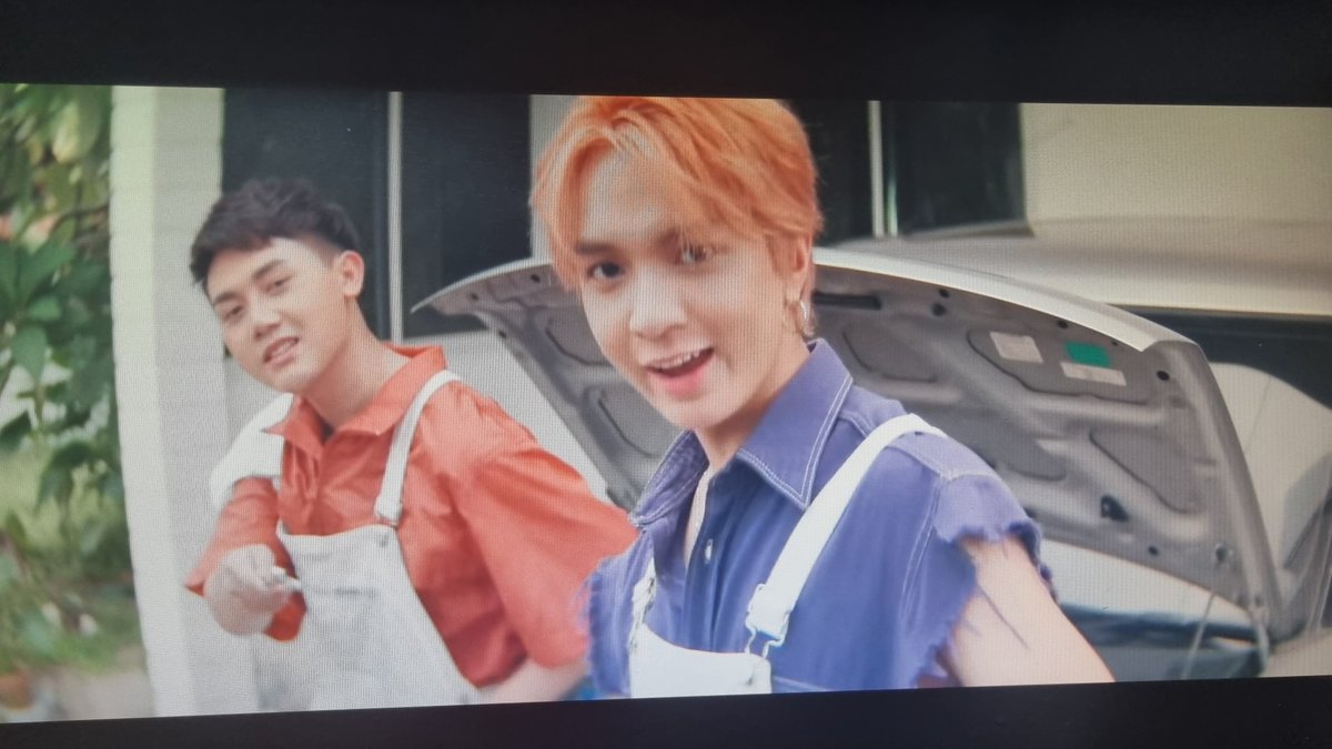 ELEmoMENT's tweet image. ฉันฟัง TIKITAKATA ทุกวันและตลอดเวลา แต่ฉันเพิ่งเลิกงานและเหนื่อยมากจนไม่อยากฟัง TIKITAKATA ที่เร็วและดัง
ถึงกระนั้น ถ้าฉันไม่เห็นลูกๆ ของฉัน เรี่ยวแรงของฉันก็จะไม่ได้สู้ๆเลย ดังนั้นวันนี้ฉันจึงเยียวยาหัวใจด้วยการดูมิวสิควิดีโอเพลงอื่นๆที่เด็กๆแสดง 💕💕 #SuperBoyProject #ELEMENTTH