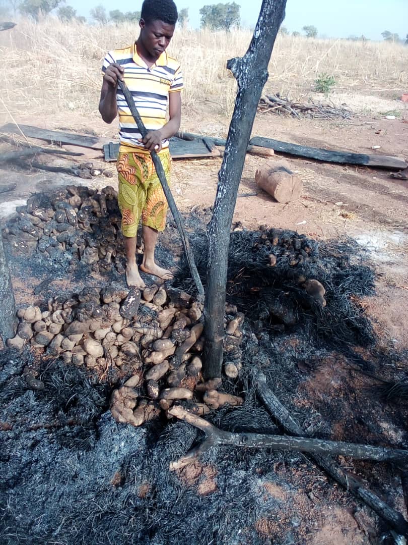 Madame le Maire TITTORA NARE Tanma a volé au secours des victimes d'un incendie qui a consumé tout un grenier d'ignames à Garinbon, village situé à 5km de Namon chef lieu de la commune Dankpen 2 ce dimanche 01/01/2023 suite à l'imprudence d'un enfant qui voulait fumer de l'igname