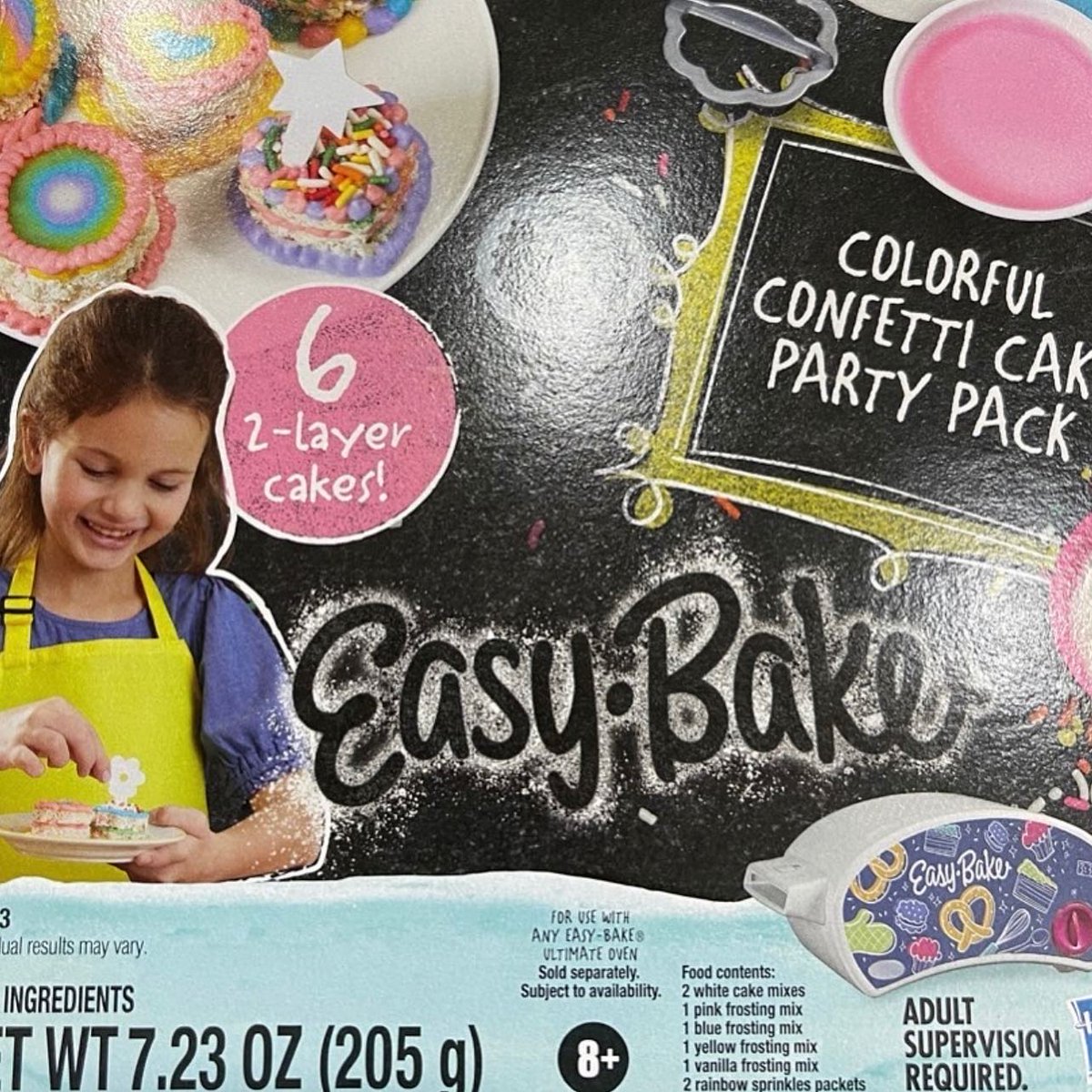bookedbytina's tweet image. Ella at work for Hasbro&apos;s Easy Bake Oven!
#bookedbyJC #kidmodel #easybakeoven