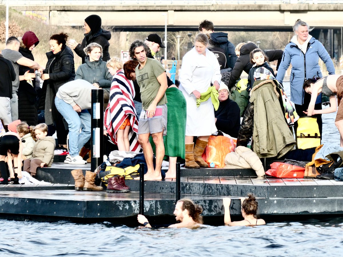 Er was geen plek meer vrij op de zwemsteiger in de Nieuwe Meer. Velen namen een Nieuwjaarsduik.

#amsterdamsebos #amsterdam #amstelveen #zwemmen #swimming #nieuwjaarsduik #druk #goedevoornemens #vriendenamsterdamsebos #wordvriend