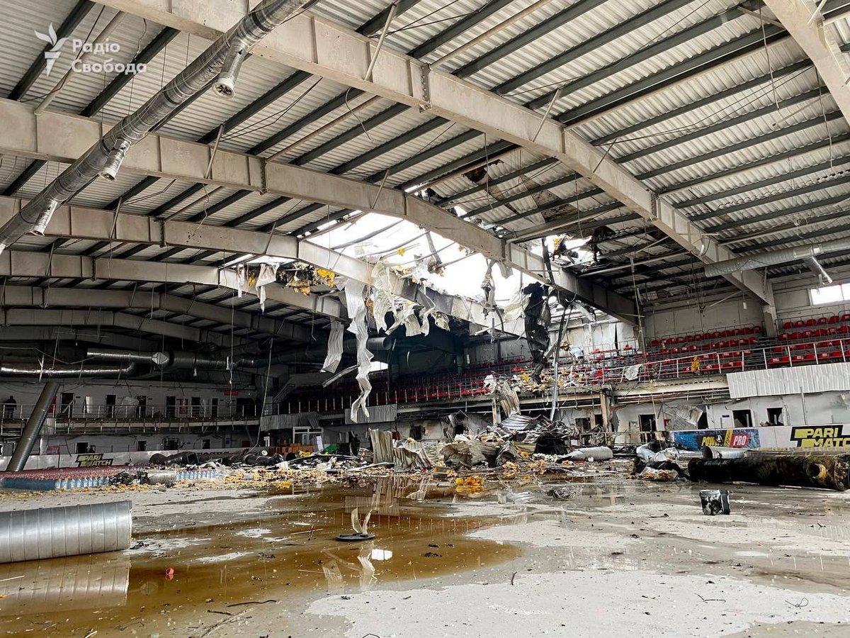 Ice arena in Druzhkivka, Donetsk region.
Before and after the arrival of the «russian world».
While #UAarmy is carrying out targeted strikes on the places of concentration of equipment and manpower of the occupiers, the russians randomly destroy our sports and culture venues.