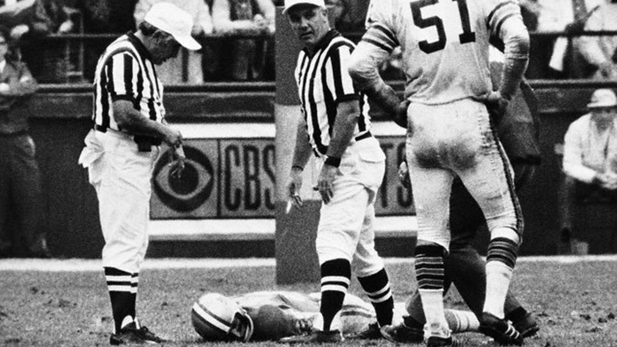 riva_leo's tweet photo. #Eldato el receptor abierto #ChuckHuges, es el único caso de un jugador de la #NFL que ha muerto en el emparrrillado a causa de un golpe. Ocurrió en 1971 en un encuentro entre #Detroid y #Chicago. #Huges era receptor abierto. @Efekto10 https://t.co/YNrIKXI93T