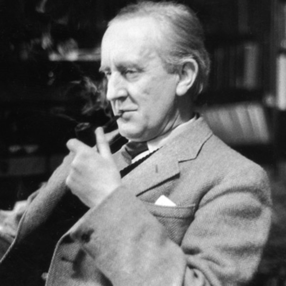 nerdoftherings1's tweet image. Today we celebrate the life of JRR Tolkien on his 131st birthday! Raise a glass to the professor at 9p your local time to toast the creator of the greatest fantasy world of all time!🍻

(Fun fact: Bilbo was 131 when he sailed 
West &amp;amp; passed the Old Took to be the oldest hobbit.)