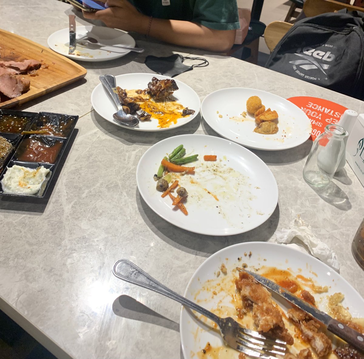 Adunowhy's tweet photo. worst dinner ever!!! Kwkwkkww https://t.co/dDh8rEVMRP