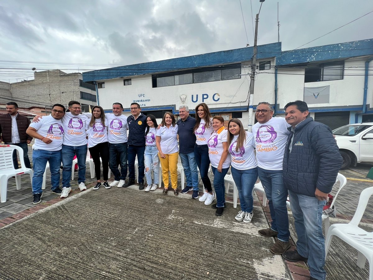 Hoy, que arranca oficialmente la campaña, hemos decidido hacer lo mismo que todos estos meses: trabajar por cambiar la realidad de los quiteños! Estamos mejorando las condiciones tanto de la UPC como del parque de la Rumiñahui Alta! Mejor inicio, IMPOSIBLE! #primeraalcaldesa