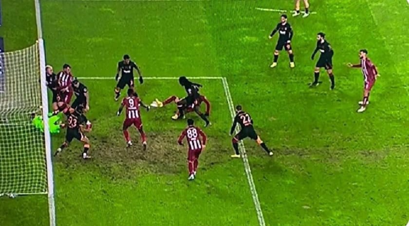 beratt1967's tweet photo. Türk futbol tarihinde ki bu kara lekeler sizin parmak izleriniz. Nimzami gollerin iptalleri, ceza sahası dışındaki penaltılar izdüşümleri
Haksız şampiyonluklar.. boyutlarınız bu veballerin altında kalacak!
#ofsaytımsı https://t.co/47Ny5CijcX