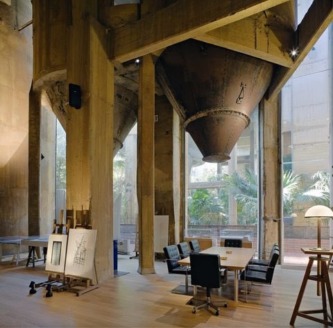 acafeole's tweet photo. Hace casi un año que Ricardo Bofill nos dejaba y me apetecía recordar su maravillosa casa-taller. "Siempre será una obra inacabada". Ricardo Bofill https://t.co/BYAb7SEcD8 https://t.co/BiVjQRKDlC