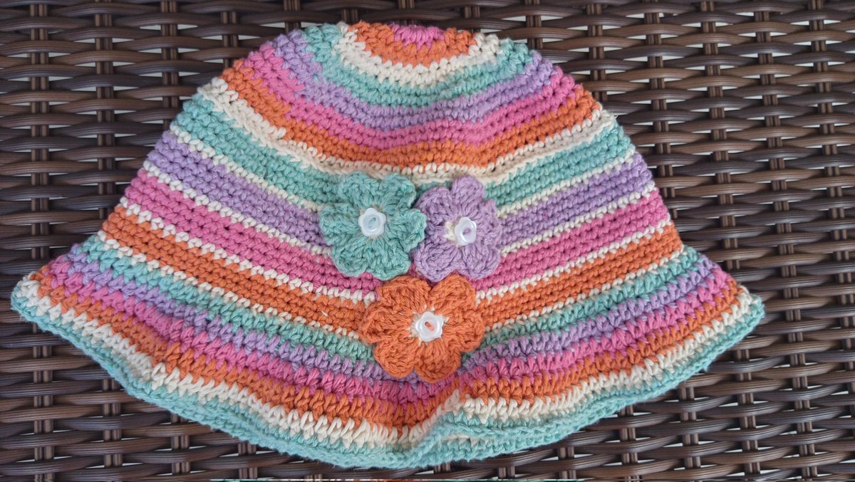 delacada's tweet photo. Bucket Hat listras e flores
#feitoamão
#croche
#crochet
#handmade
#DeLaçada 🧶 https://t.co/SVbFvGNG6W