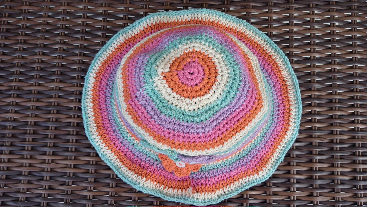 delacada's tweet photo. Bucket Hat listras e flores
#feitoamão
#croche
#crochet
#handmade
#DeLaçada 🧶 https://t.co/SVbFvGNG6W