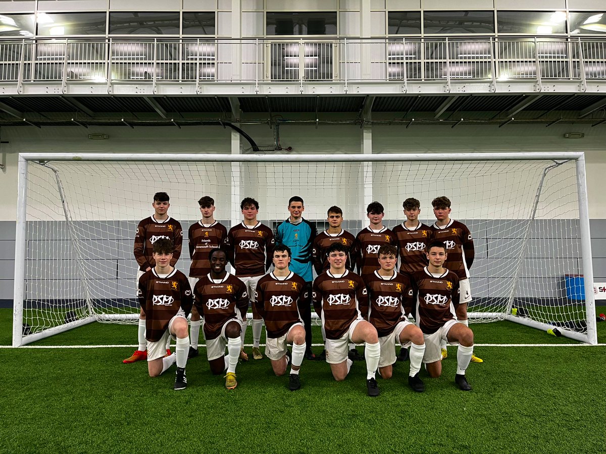HabsMonSport's tweet photo. @Habsmonmouth vs @ShiplakeCollege prematch team photo #MBFootball #preseason https://t.co/HzdV6PWC4I