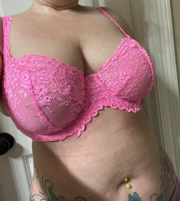 Hey y&rsquo;all it&rsquo;s Ta Ta Tuesday.  Come on over to my onlyfans to see what&rsquo;s under my pretty pink lacy bra<a href="/tag/cutie7519"class="tags"><span>#cutie7519</span></a>