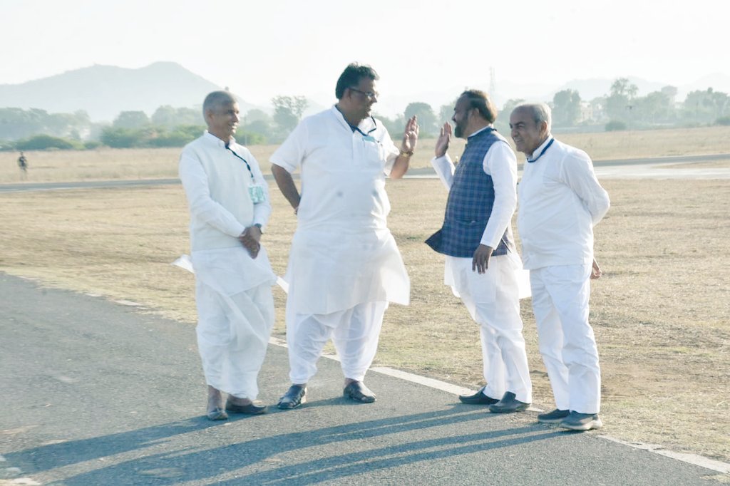 SanyamLodha66's tweet image. महामहिम राष्ट्रपति द्रोपदी मुर्मू जी का आबूरोड़ हवाई पट्टी पर स्वागत किया।

महामहिम राष्ट्रपति को पत्र देकर सिरोही जिले में केन्द्रीय विश्वविद्यालय खोलने के लिये भारत सरकार को निर्देश प्रदान करने का आग्रह किया।

#PresidentofIndia 
#Sirohi

@rashtrapatibhvn @ashokgehlot51