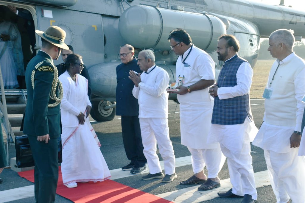 SanyamLodha66's tweet image. महामहिम राष्ट्रपति द्रोपदी मुर्मू जी का आबूरोड़ हवाई पट्टी पर स्वागत किया।

महामहिम राष्ट्रपति को पत्र देकर सिरोही जिले में केन्द्रीय विश्वविद्यालय खोलने के लिये भारत सरकार को निर्देश प्रदान करने का आग्रह किया।

#PresidentofIndia 
#Sirohi

@rashtrapatibhvn @ashokgehlot51