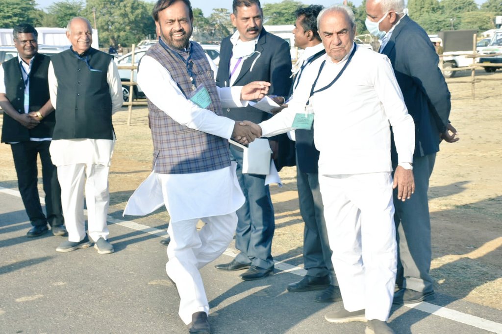 SanyamLodha66's tweet image. महामहिम राष्ट्रपति द्रोपदी मुर्मू जी का आबूरोड़ हवाई पट्टी पर स्वागत किया।

महामहिम राष्ट्रपति को पत्र देकर सिरोही जिले में केन्द्रीय विश्वविद्यालय खोलने के लिये भारत सरकार को निर्देश प्रदान करने का आग्रह किया।

#PresidentofIndia 
#Sirohi

@rashtrapatibhvn @ashokgehlot51