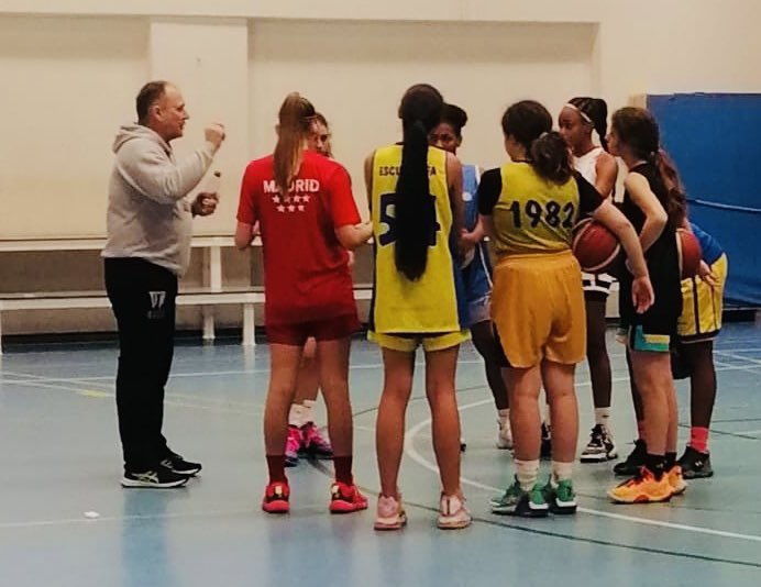 FEMENINALCORCON's tweet photo. CHRITSMAS SKILLS ☄️ Ha sido todo un lujo xa nuestro grupo de tecnificación contar con @jaspe68 Trabajo intensivo con uno de los mejores entrenadores q hay en Madrid. #campusFA #Joseestaestucasa #jugadoras🔝 https://t.co/o5yseErFLb