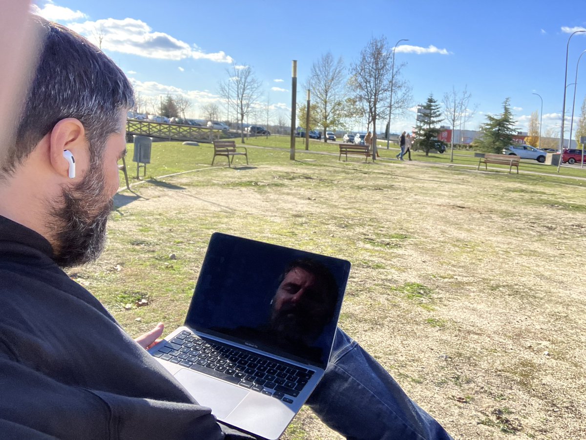 Hoy tenia que llevar el móvil a reparar. 2 horas de espera. Algo de comer y al parque. Capítulo de Futurama comiendo. Portátil y hora y media picando. 

I’m in love with teletrabajo