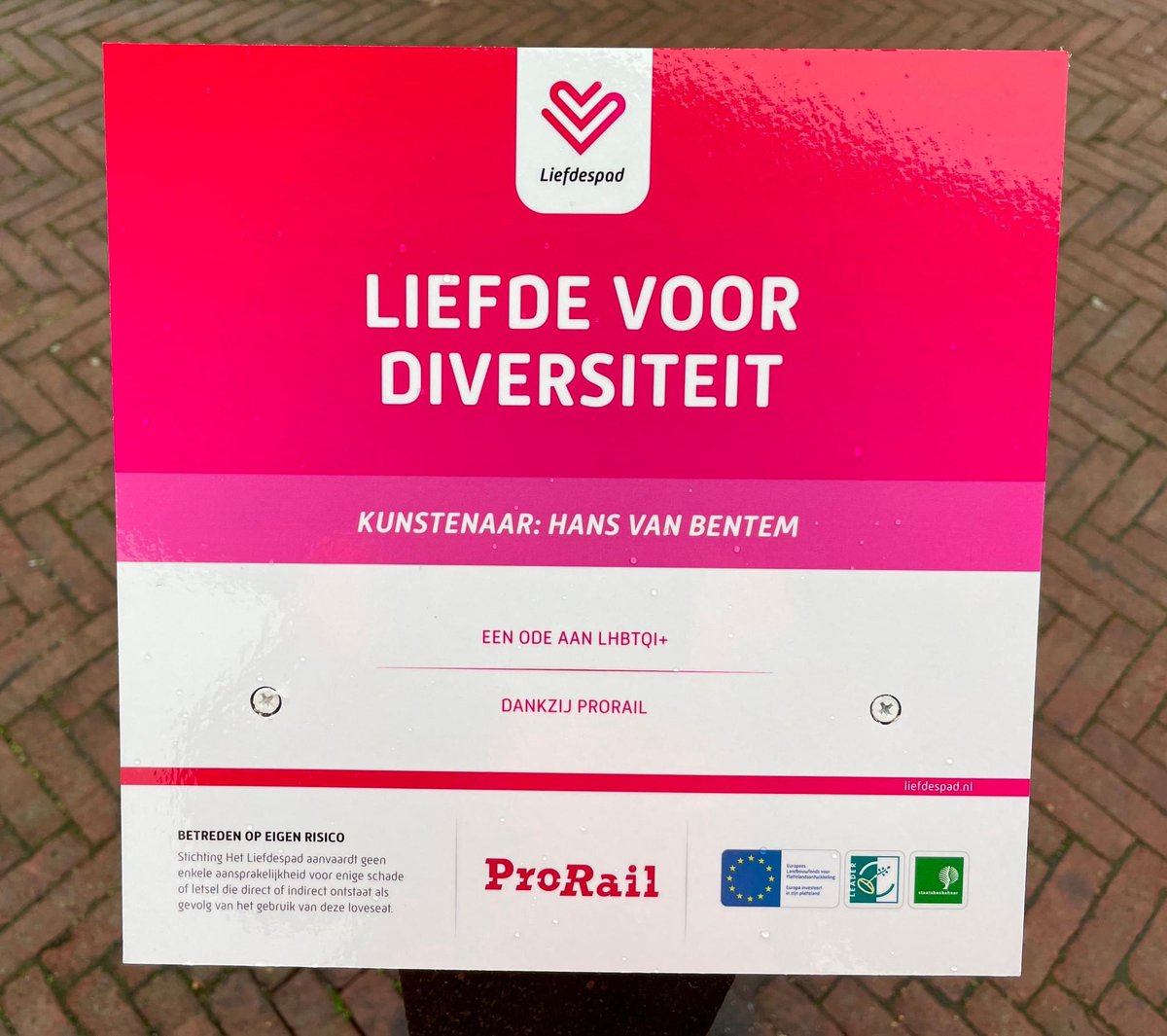 BioPanel's tweet photo. In onze laatste werkweek van 2022 hebben we nog een aantal infoborden geplaatst langs het @Het_Liefdespad in #Ruurlo. Op dit pad komt liefde voor uiteenlopende thema's tot uitdrukking. In de vorm van kunst, beleving en techniek. 

#signing #circulair #biodegradeerbaar @deheikamp https://t.co/rE0Yc7oECx