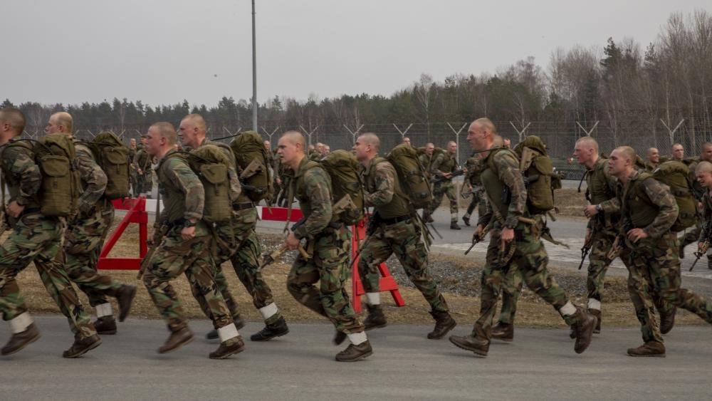 The hoplitodromos was a Olympian running match partially armoured (6kg) to test battle endurance. You never know your true worth if you have not done a loaded run (kit run). Impressive physique is great, now put it to use .