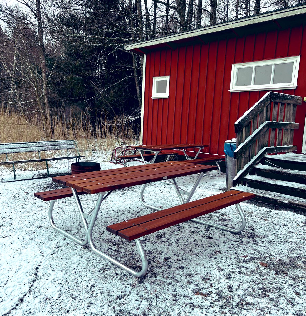 Idag har det monterats picknick bord vid Sandvik. Nu finns det bra möjligheter att sitta bekvämt när pausar skridskoåkningen på grytan. Stort tack till Sparbanksstiftelsen Lidköping för bidrag till inköpet.