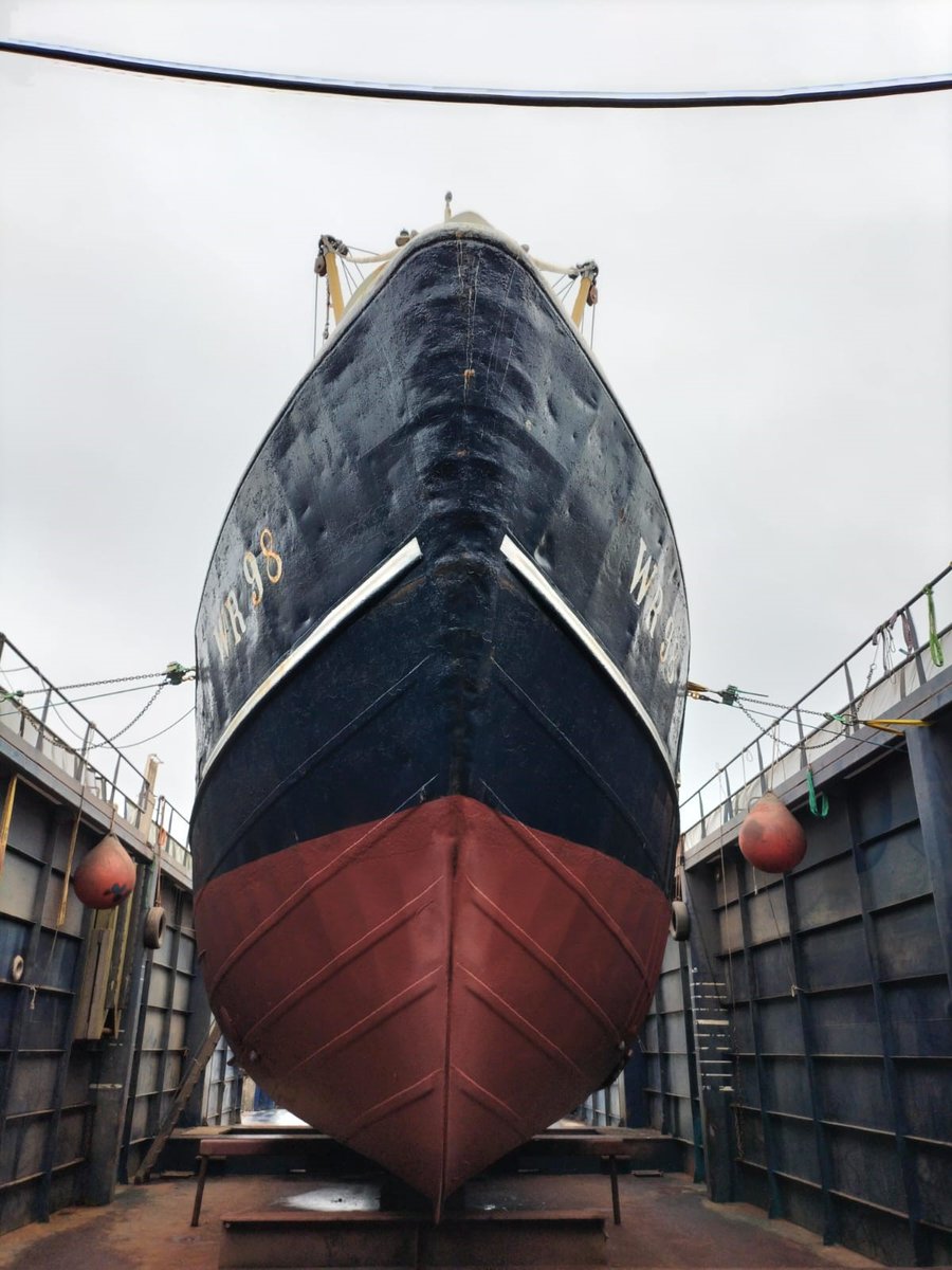 LuytGroep's tweet photo. Een nieuw jaar voor de boeg!
Onze 'Dokploeg' verwelkomt de WR-98 ‘Else Jeannette’ als eerste in 2023 voor jaarlijkse dokbeurt #onderhoud & #schilderwerk #antifouling #onderwaterschip. Een van de oudste nog vissende #kotters (bouwjaar 1961) van de #Wieringer #vloot🦐🐟
#LUYT #dok https://t.co/nqE47GzYdx