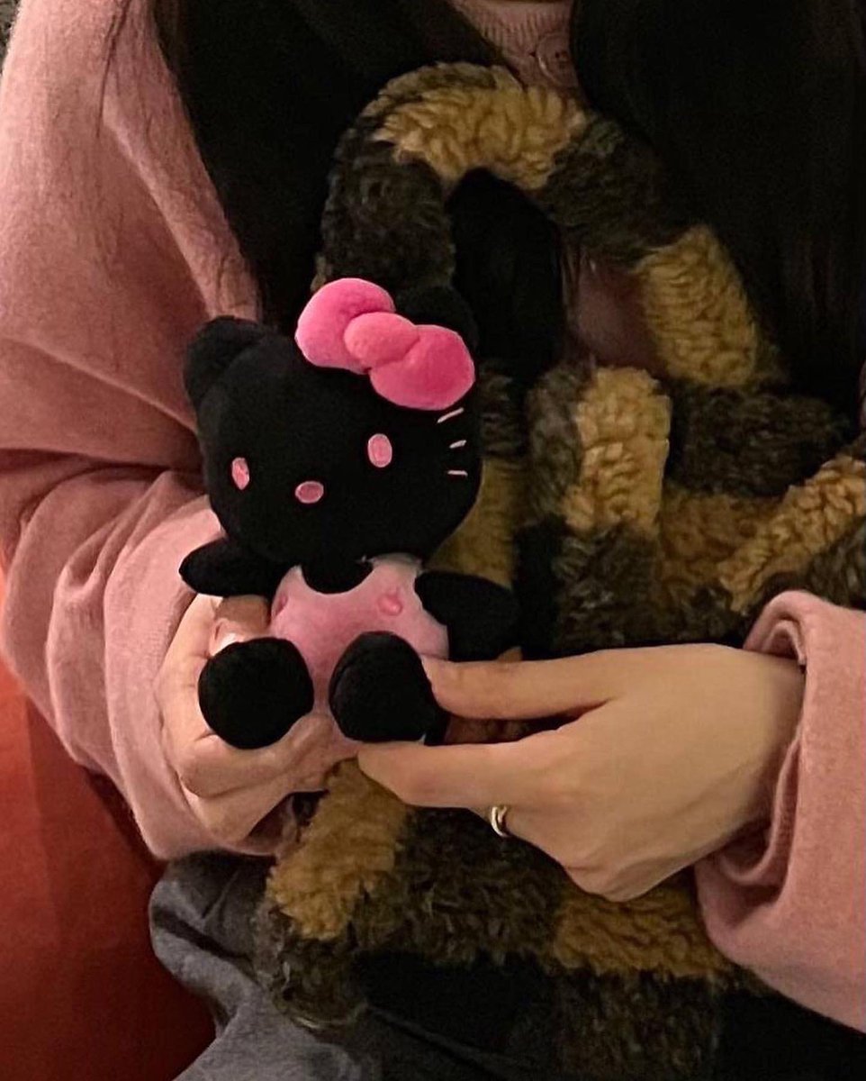 chxrxchu's tweet photo. 지수인지키티인지 https://t.co/WTP4aUvCwp