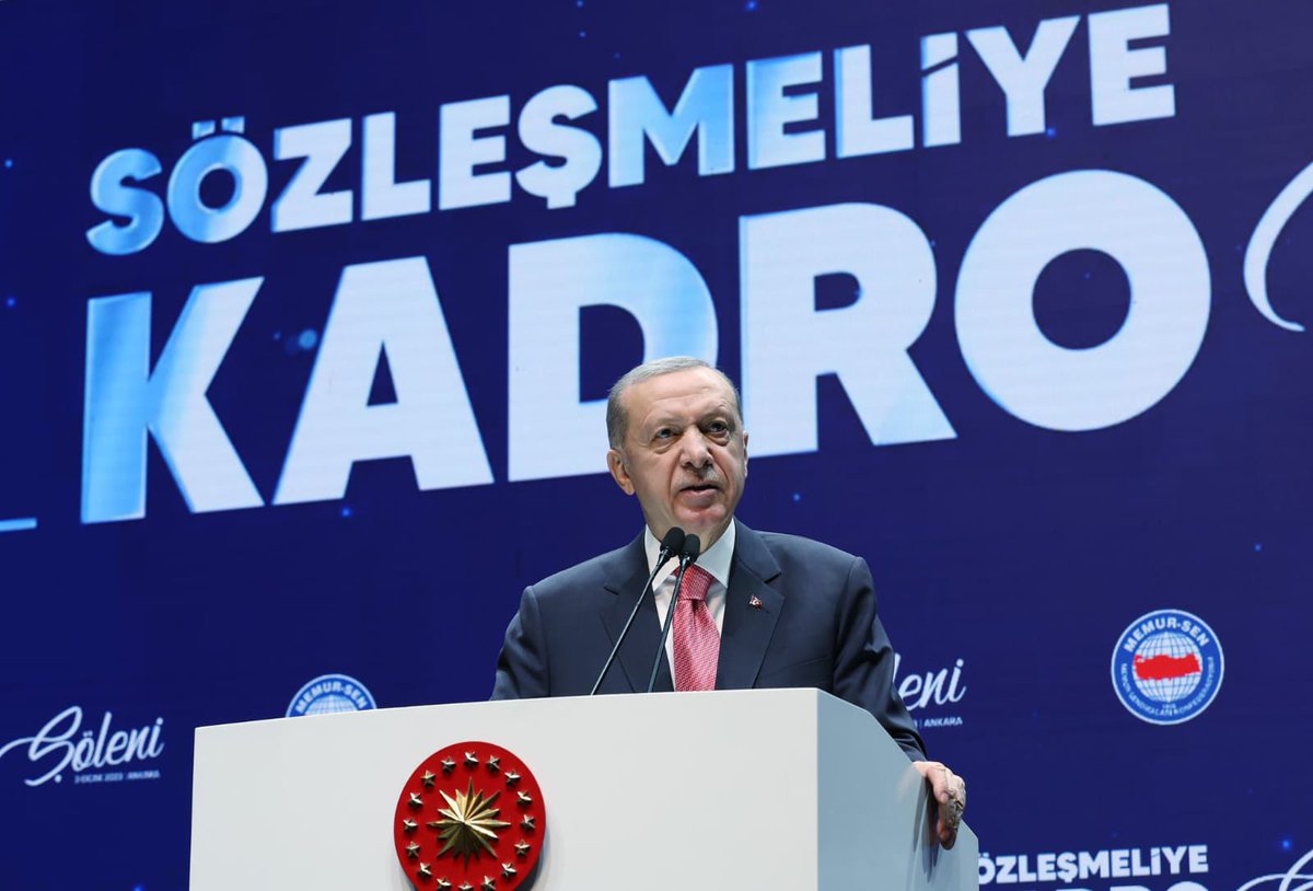 _aliyalcin_'s tweet photo. SÖZLEŞMELİYE KADRO ŞÖLENİMİZİ GERÇEKLEŞTİRDİK
 
İnsan için,emek için azimle,kararlılıkla durmadan,yorulmadan çalışmaya devam ediyoruz.

Emeğimizle kadroya geçen 500 Bin’e varan #SözleşmelininBayramı ‘nı, şölenini Cumhurbaşkanımız Sn. @RTErdogan’ın katılımıyla gerçekleştirdik. https://t.co/VxqOgrMumU