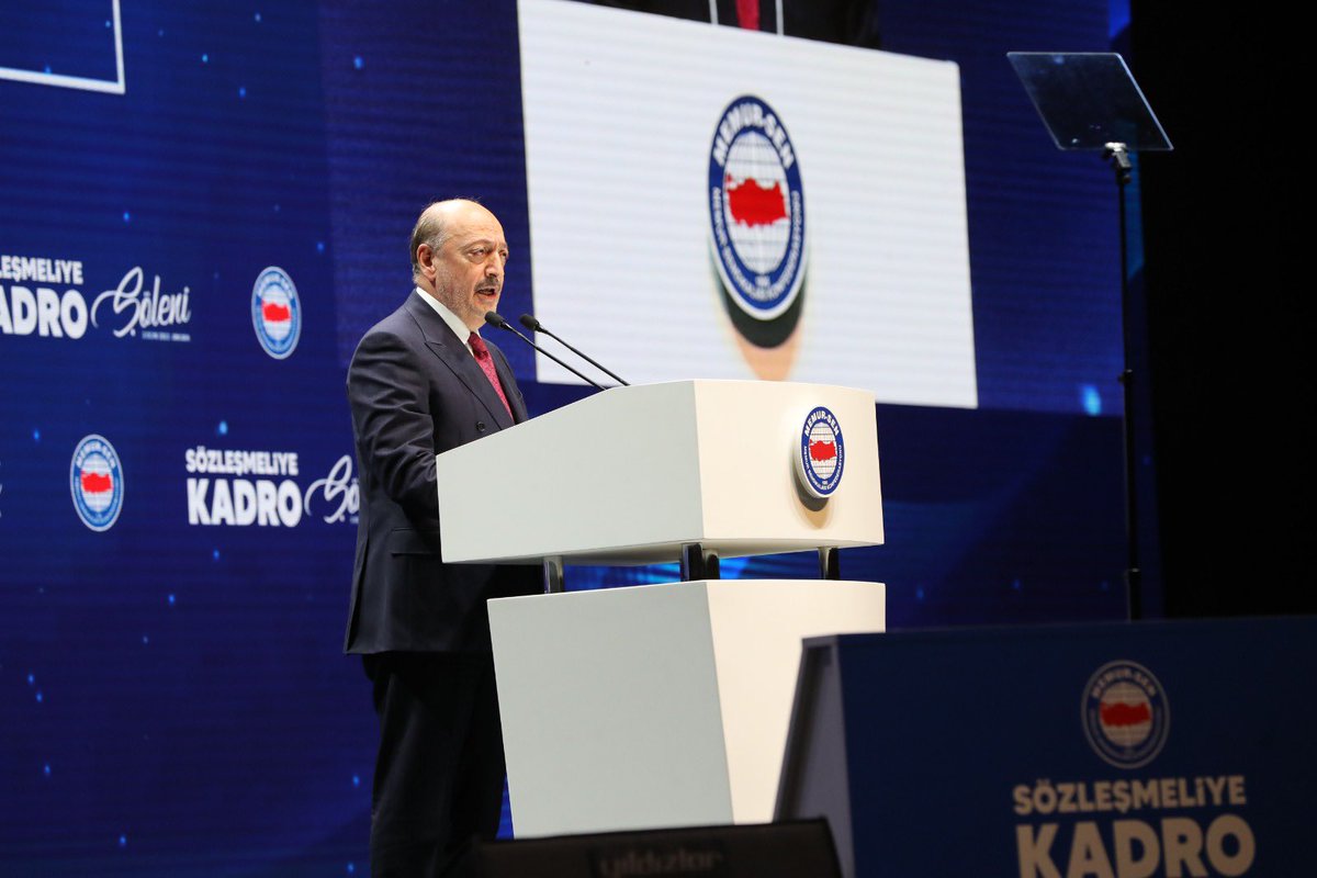 _aliyalcin_'s tweet photo. SÖZLEŞMELİYE KADRO ŞÖLENİMİZİ GERÇEKLEŞTİRDİK
 
İnsan için,emek için azimle,kararlılıkla durmadan,yorulmadan çalışmaya devam ediyoruz.

Emeğimizle kadroya geçen 500 Bin’e varan #SözleşmelininBayramı ‘nı, şölenini Cumhurbaşkanımız Sn. @RTErdogan’ın katılımıyla gerçekleştirdik. https://t.co/VxqOgrMumU
