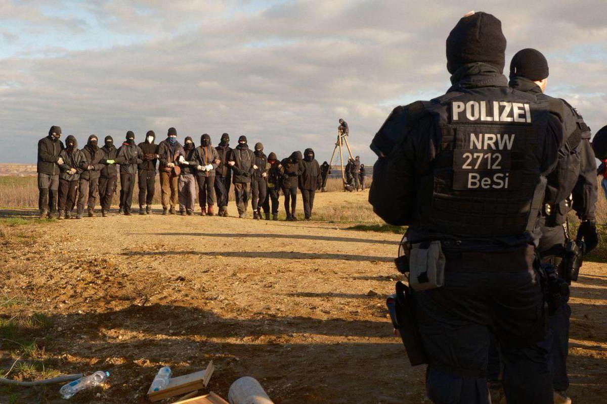 ⚠️‼️[Action Point] Wir rufen HEUTE Tag ❌ aus. Cops sind seit über 24h in Lützerath, bauen ihre Strukturen auf und greifen unsere an. Kommt JETZT nach Lützerath, eure Unterstützung wird gebraucht!