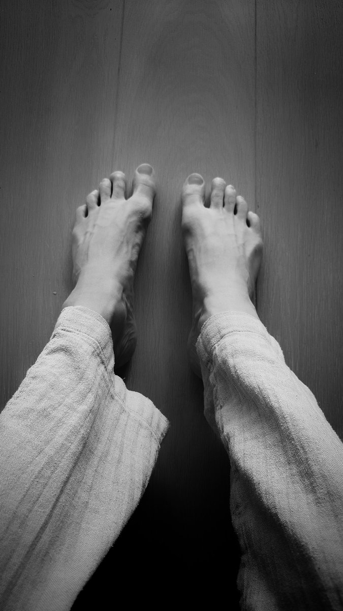 Back from work. #barefoot #toes #noshoes #barefootliving #hadashi #nelipot #boso #naboso #piedsnus #barfuß #barfuss #soles #earthing #freefeet #barefootfreedom #blootvoets #blotevoeten #tenen #voeten #minimalistic #barefeetlovers #softsoles #blackandwhitefeet