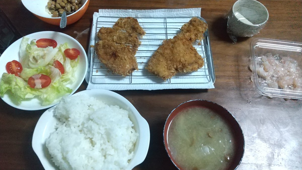 kamesukecook's tweet photo. 明日からの仕事にうちかつということで、カツを揚げました。

はじめて揚げたんですが、切るのが難しいんですね。
見た目はお店みたいにはできませんでした 笑

味は100点でした。 https://t.co/7TpiF55FJn