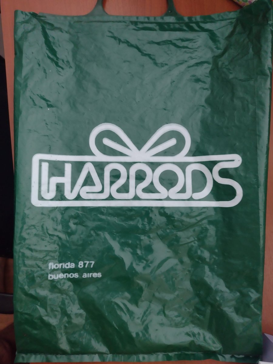 casidolape's tweet photo. Fui a buscar algo a la baulera de mi Vieja, y encontré esta bolsa. 
Me siento un paleontólogo. https://t.co/j0XyvlN5md
