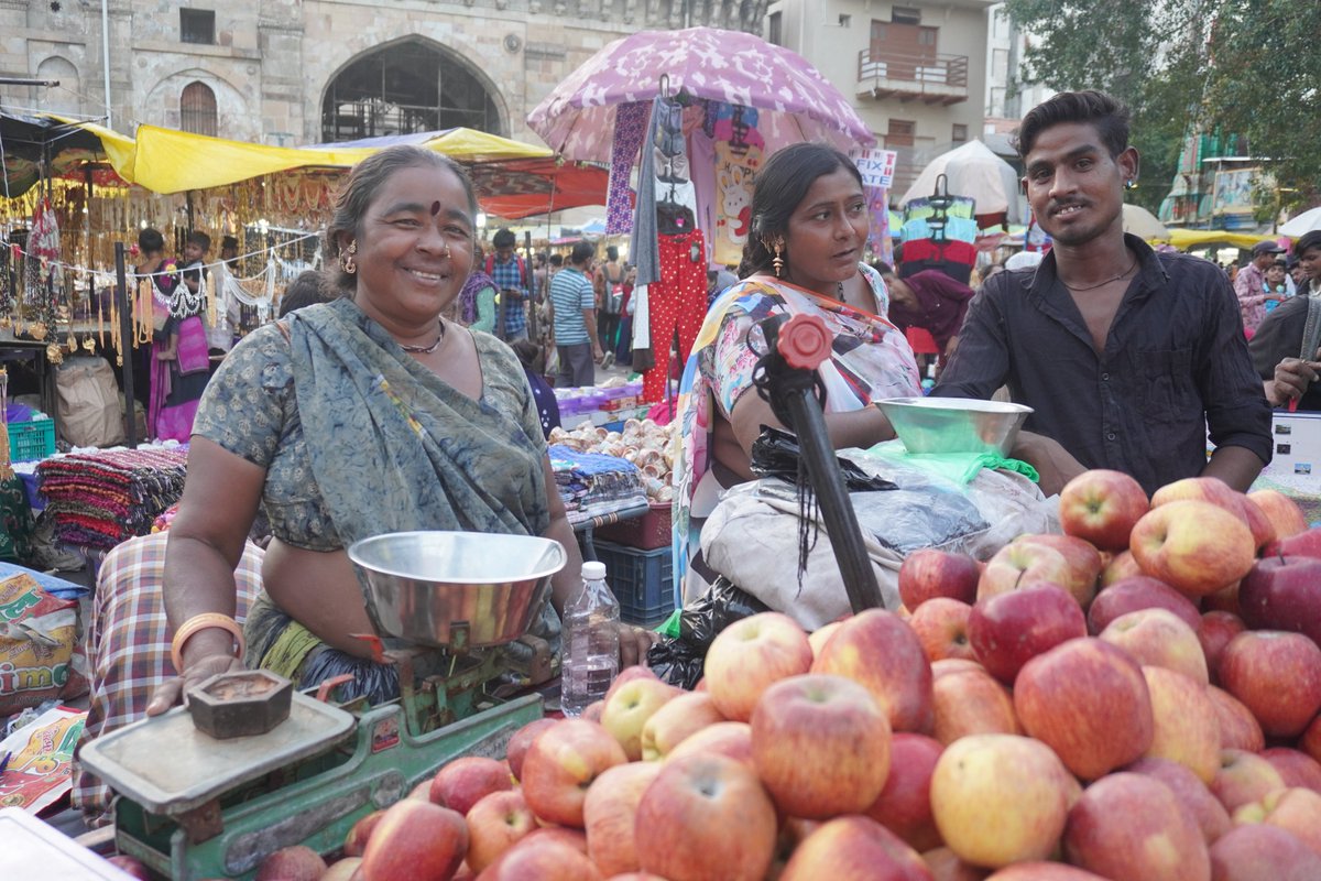 Margcatela's tweet photo. ‼️ Reminder 🙌 I'm always open to queries from #journalists interested in writing stories on street vendors globally focused on ➡️ #DecentWork, inclusive #UrbanPolicy, #SocialProtection &amp; more. Need the POV of workers anywhere on the ground? 📨 Send a message, we'll connect you! https://t.co/PHpMEoB1r6