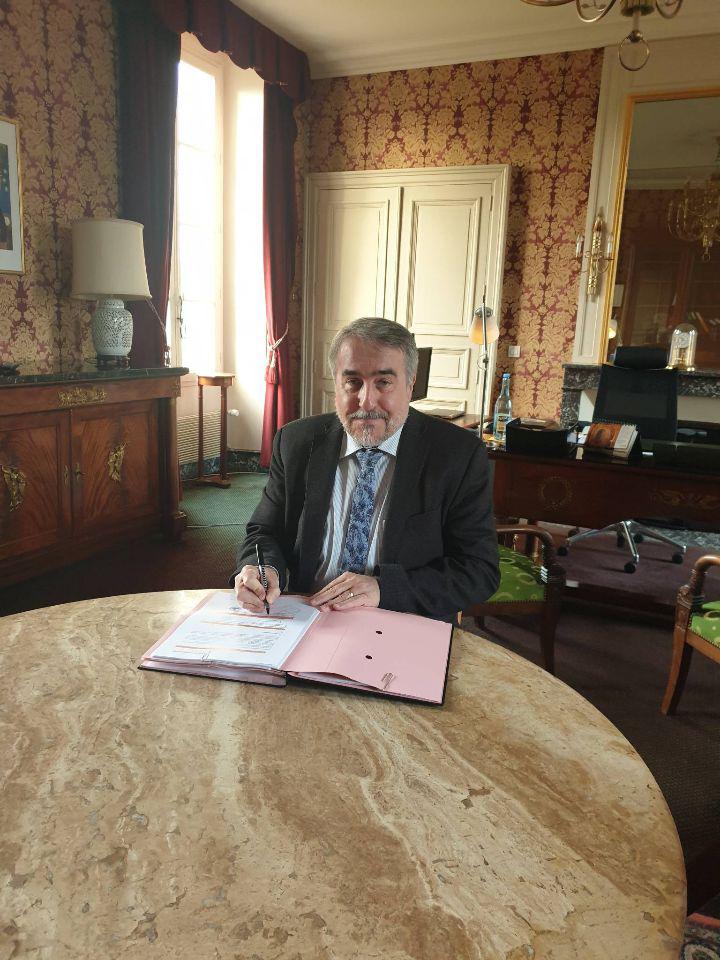 Prefet77's tweet photo. Signature de la convention cadre Petites Villes de Demain des communes de Moret-Loing-et-Orvanne et Champagne-sur-Seine par le sous-préfet de Fontainebleau, le président de la #CCMSL et les maires des communes.
➡️Un programme qui accompagne les projets de #territoire. https://t.co/CmGJjj3ohj