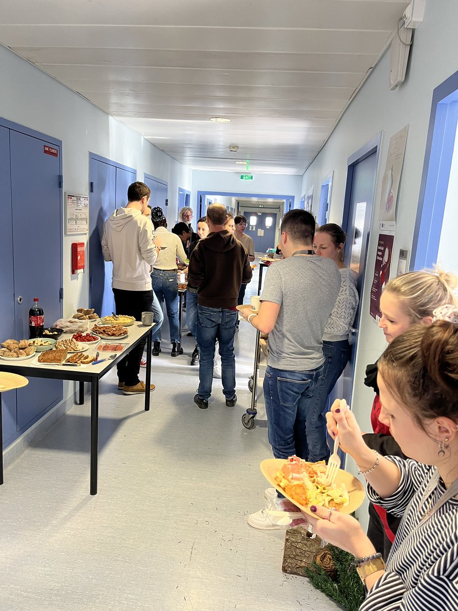 EquipeLaffargue's tweet photo. Repas de rentrée et cleaning day !! Happy new year ! @I2mcT @Mickiewicz_L @Natalia_Smir31 @DramelitoRamel https://t.co/2mDaGWQnVQ