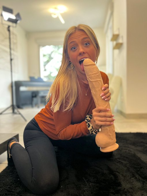 Apparently it won&rsquo;t fit !? I don&rsquo;t know&hellip; should I try ? 😂  Also someone said it&rsquo;s like @ChrisDiamond_x<a href="/tag/work"class="tags"><span>#work</span></a><a href="/tag/humour"class="tags"><span>#humour</span></a>