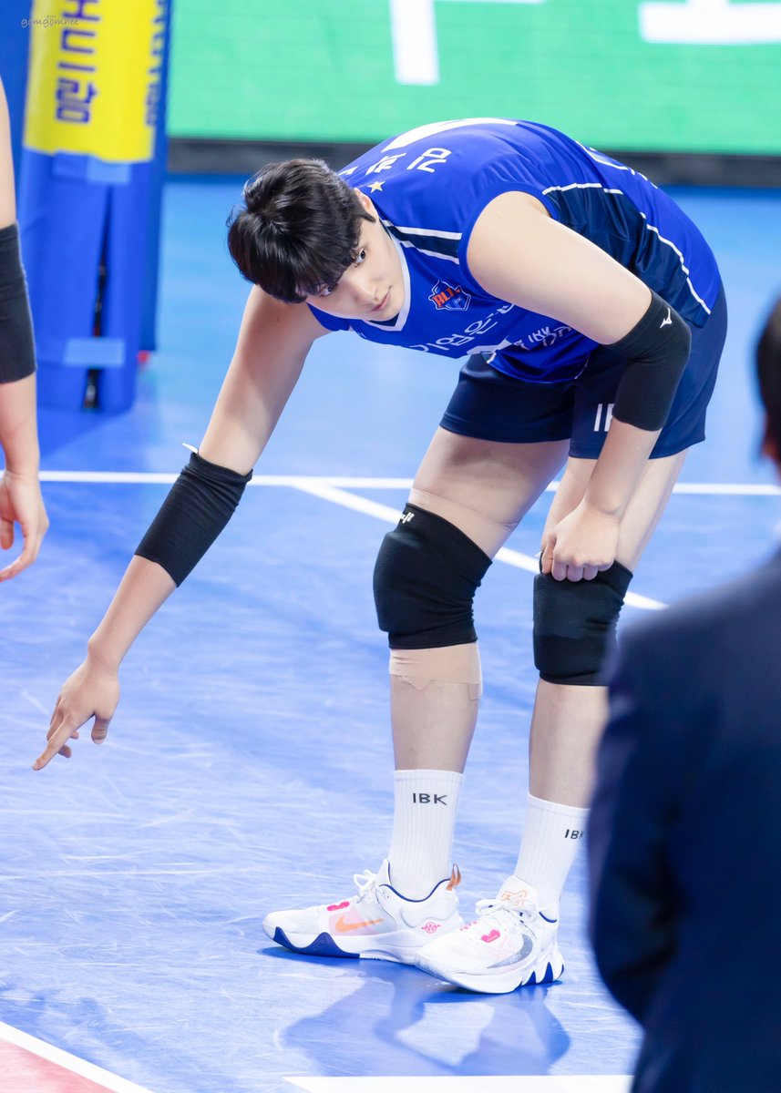 230101 기업은행 : 현대건설 

닦으러올때까지 손가락으로 표시하고있던 귀여운 희지니🤍
저렇게 접혀있어도 팔다리가 이메다야🥹

#김희진 #kimheejin