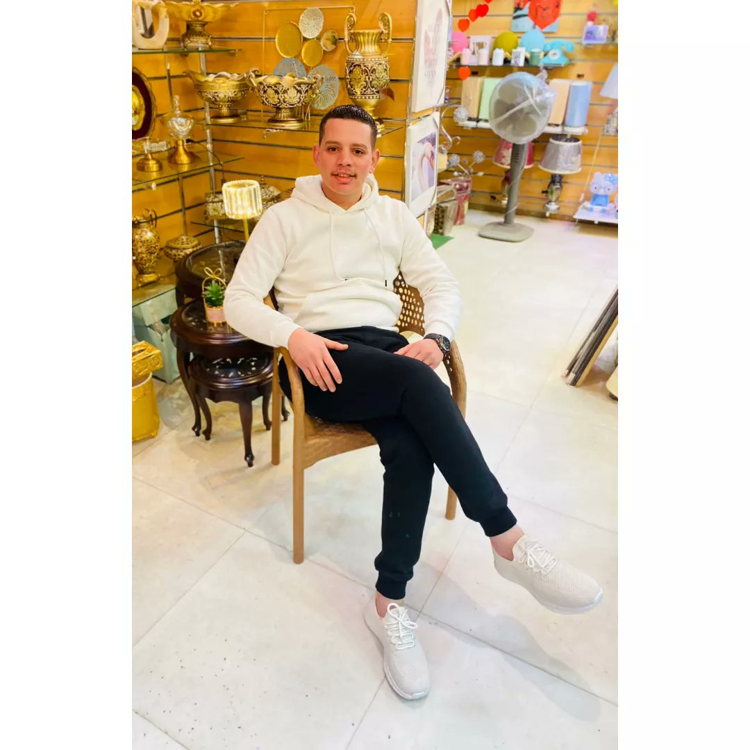 " اللهم قرب كُل ما تراه خيراً لنا .."🤍🧿