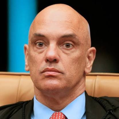choquei's tweet photo. 🚨AGORA: Alexandre de Moraes autoriza quebra de sigilo telefônico de 8 bolsonaristas envolvidos nos protestos antidemocráticos. 

A medida atingirá o núcleo de Bolsonaro com chances de incluir o próprio ex-presidente. https://t.co/PIpwjG1pIS