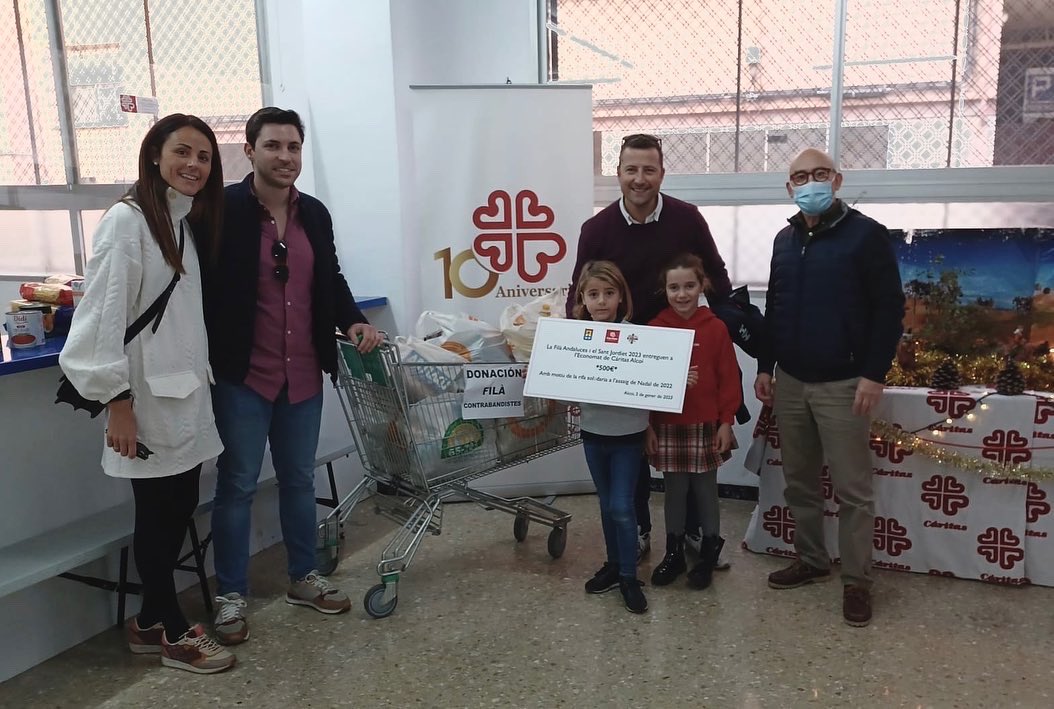 🤗 La Filà Andaluces ha realitzat un donatiu a Cáritas Alcoy L’han fet entrega el Primer Tro de la Filà i del Sant Jordiet 2023.

🤝El donatiu consisteix en una recollida d’aliments i un donatiu en metàl·lic fruit de la rifa solidària que es va organitzar a l’assaig de Nadal