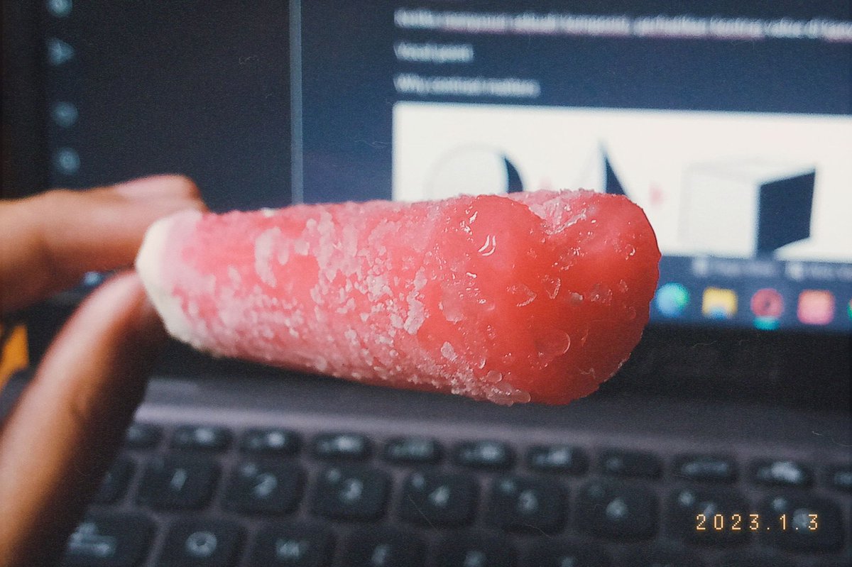 I just have to share this cute little heart shaped strawberry popsicle with you guys. 🍓💓