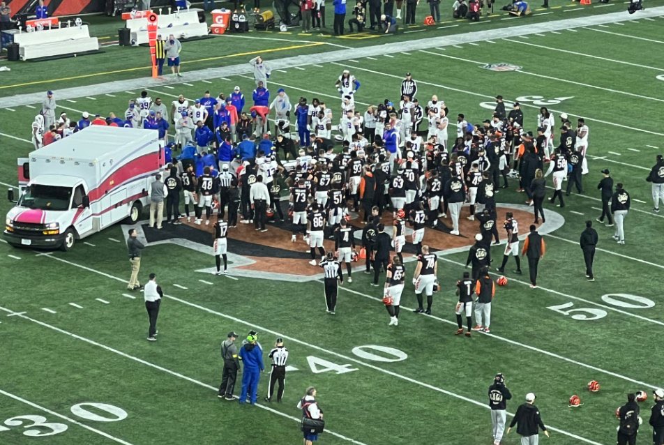 RitmoNfl's tweet photo. Mientras esperamos novedades sobre la salud de Damar Hamlin, queríamos tomarnos un momento para reconocer al personal médico que estuvo ayer en Paycor Stadium.

Son profesionales que muchas veces pasan desapercibidos, pero en estas situaciones nos muestran lo valiosos que son. https://t.co/Q56akdEZyl