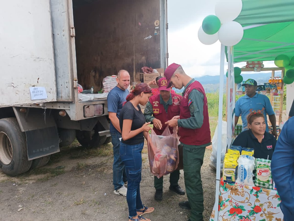 3raciaM's tweet photo. *MERCADO A CIELO ABIERTO* en  sector El Guamo, Parroquia Dolorita del Municipio Sucre, Del Estado  Bolivariano de Miranda para garantizar al pueblo precios solidarios en productos de la cesta básica. Beneficiando a 45 familias.

#3Ene|🇻🇪

#PazYConvivencia https://t.co/xfpXsLqiQb