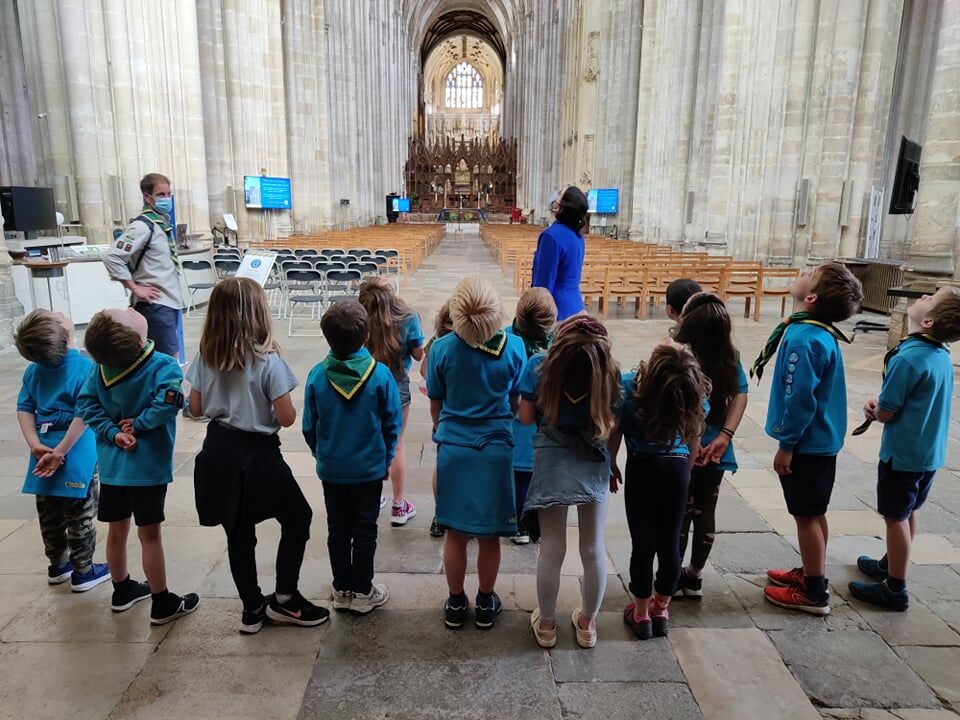 Are you looking to book a tour or art workshop for your uniformed group this year? 
Winchester Cathedral regularly welcomes Scouts, Beavers, Brownies, Cubs and other explorers to the cathedral for a range of activities.  
Learn more: bit.ly/3Ww1oLm
