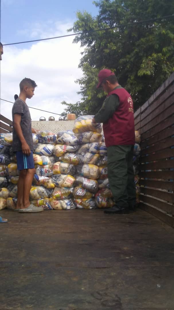 DGP_acarigua's tweet photo. #03ENE El @DestGPAcarigua  Apoya En La Entrega De Comida a Las Comunidades Del Punto y Circulo De Las BMS

#PazYConvivencia https://t.co/Cy2IEy35jZ
