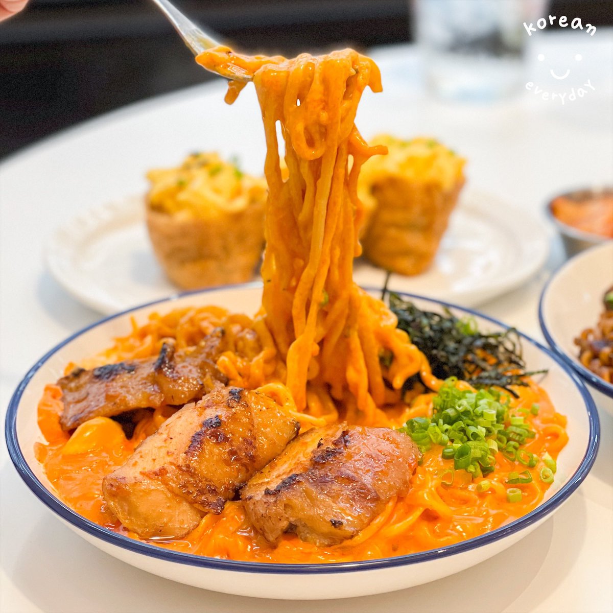 koreaneveryday_'s tweet photo. คาเฟ่รามยอนเกาหลีเกาใจใจกลางสยาม😍 Ramyun Kitchen สวรรค์ของคนรักเส้นเลย เมนูที่ร้านจะเป็นรามยอนล้วนๆ เราลองจาปาร์เกตตี้กับคาร์โบนาร่า เข้มข้นครีมมี่ดีมากๆ อร่อยอะ😋 @aroii #อร่อยบอกต่อ https://t.co/z7plcEsiuF